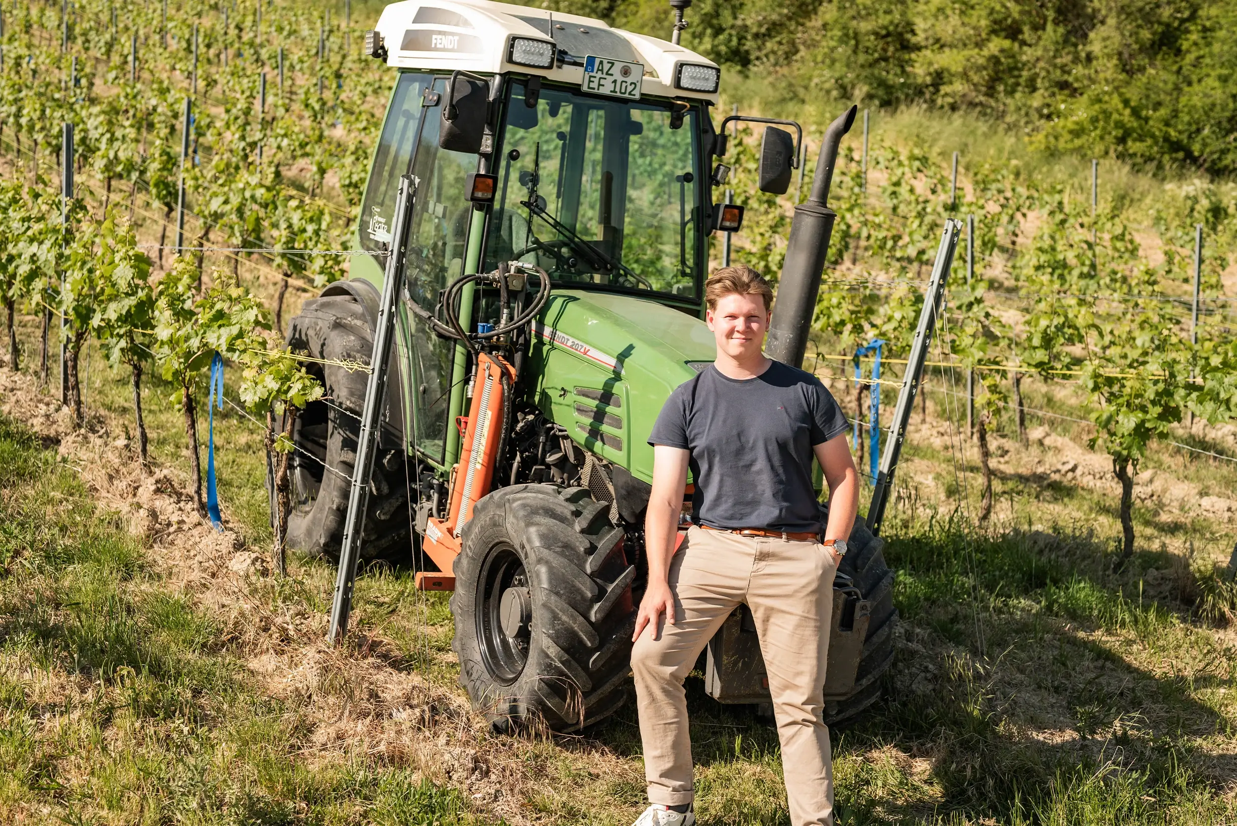 Niklas Fischer in den Weinbergen
